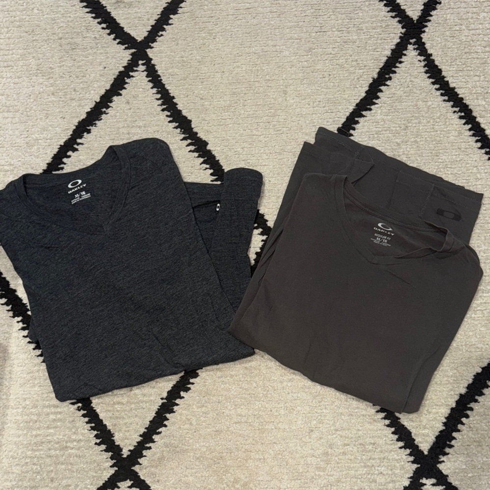 Oakley V-Neck T-Shirts charcoal gray & taupe gray XL